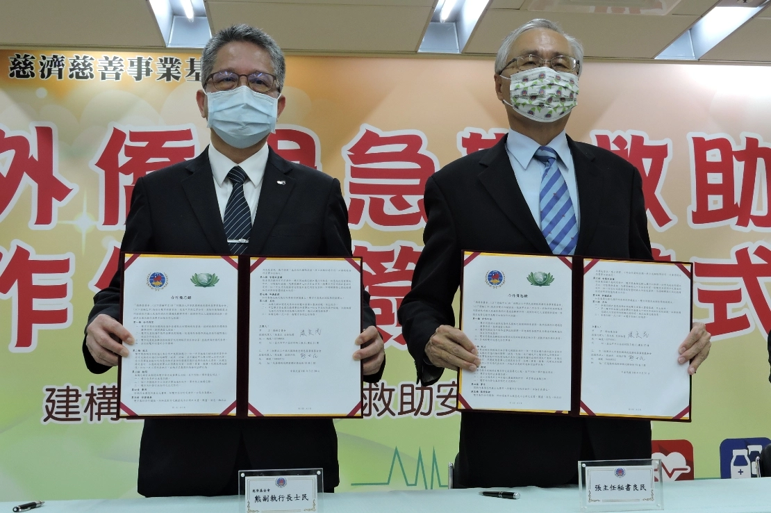 簽約儀式由僑務委員會主任秘書張良民(右)與慈濟基金會副執行長熊士民(左)互為雙方代表進行正式簽署。