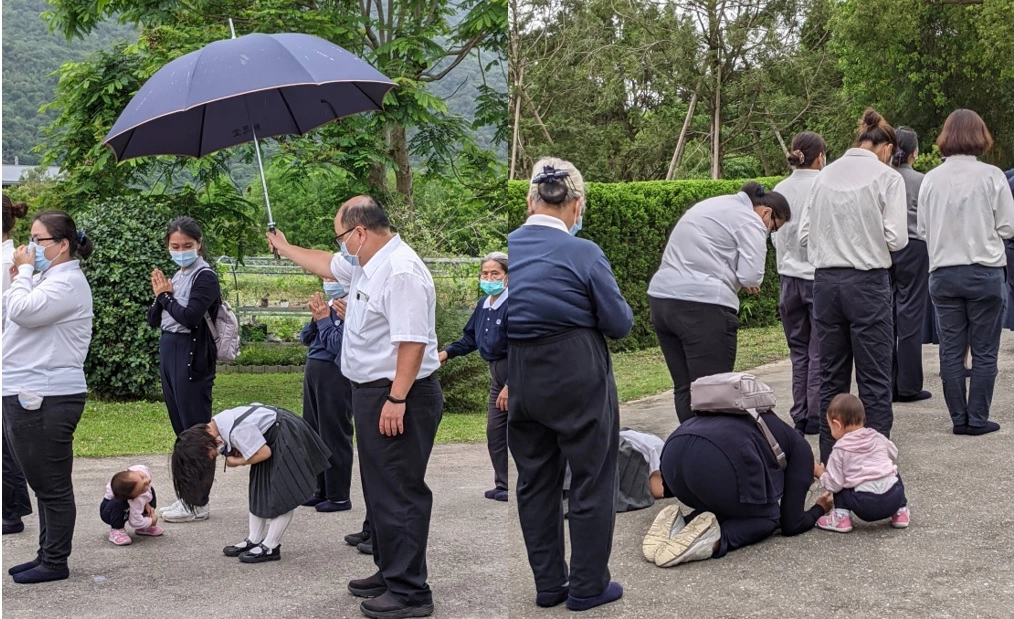 一支傘，在花蓮靜思精舍灑淨的微雨中，守護著兩個互不相識的朝山小孩。(圖:丘婉靜攝)