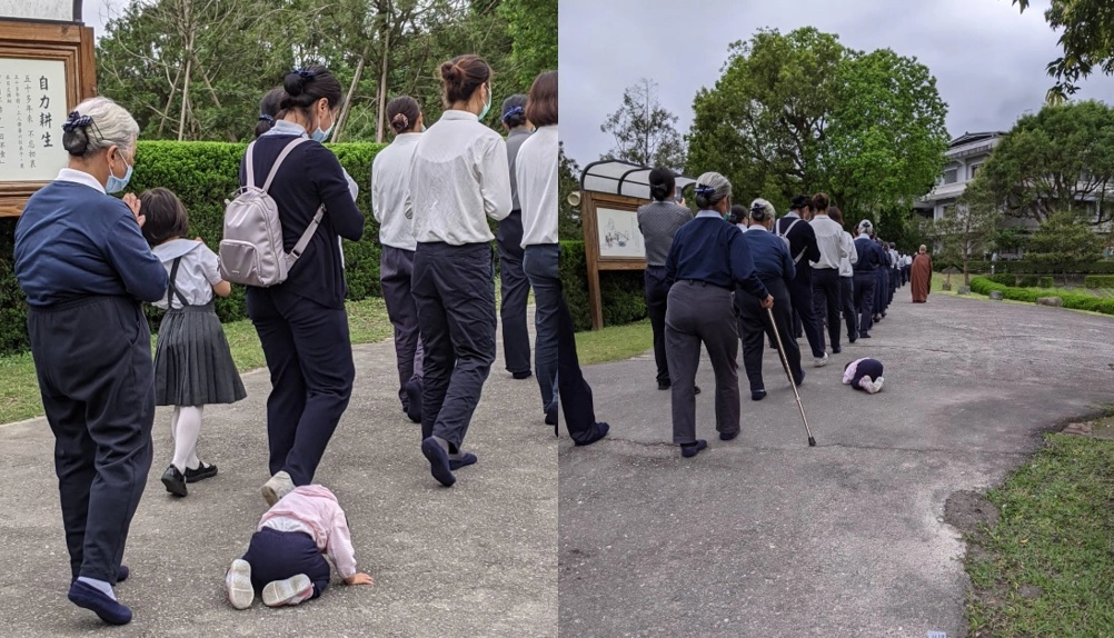 圖說：來自臺北才剛滿兩歲的陳小妹妹在朝山群中跪拜的畫面。(圖:丘婉靜攝)