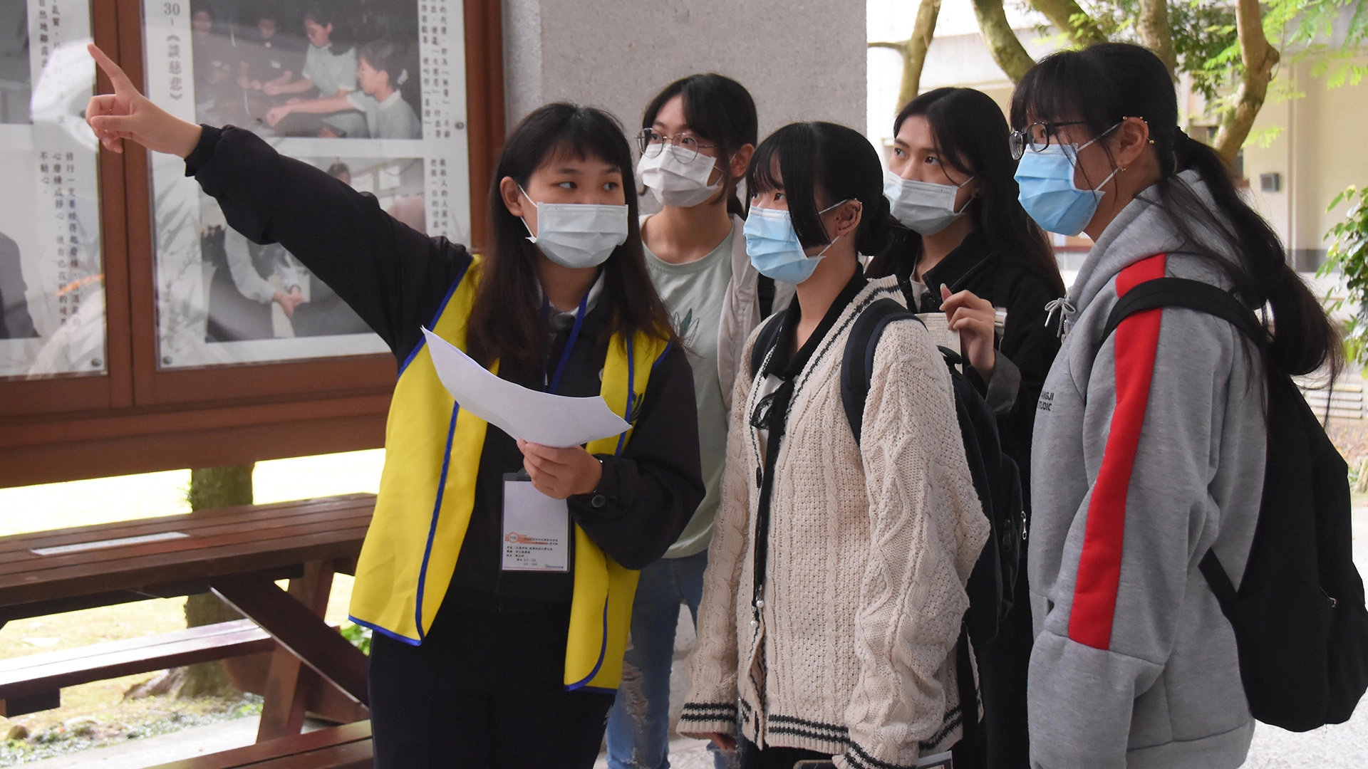 考生提前到校，慈濟科技大學學生協助引導考場位置。