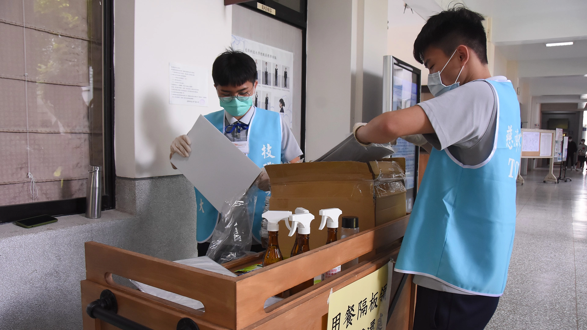 若考生於試場內用餐，應領取用餐隔板。