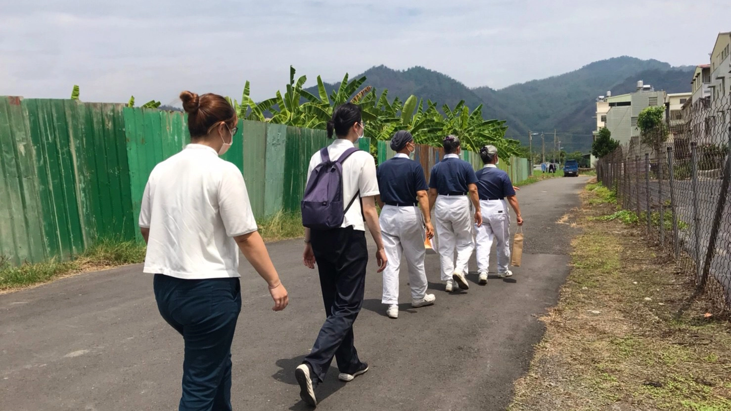 溫馨五月，慈濟以大愛如母愛疼惜著孩子，深入社會弱勢的暗角給予關懷，預計將有1550戶家庭受惠。