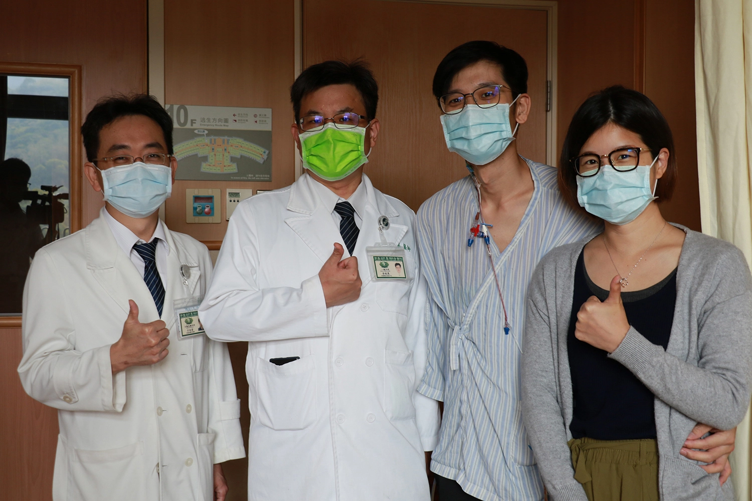 男子術後一周順利出院，夫妻兩與醫師合影。左起大腸直腸科醫師方佳偉、一般外科主任余政展。