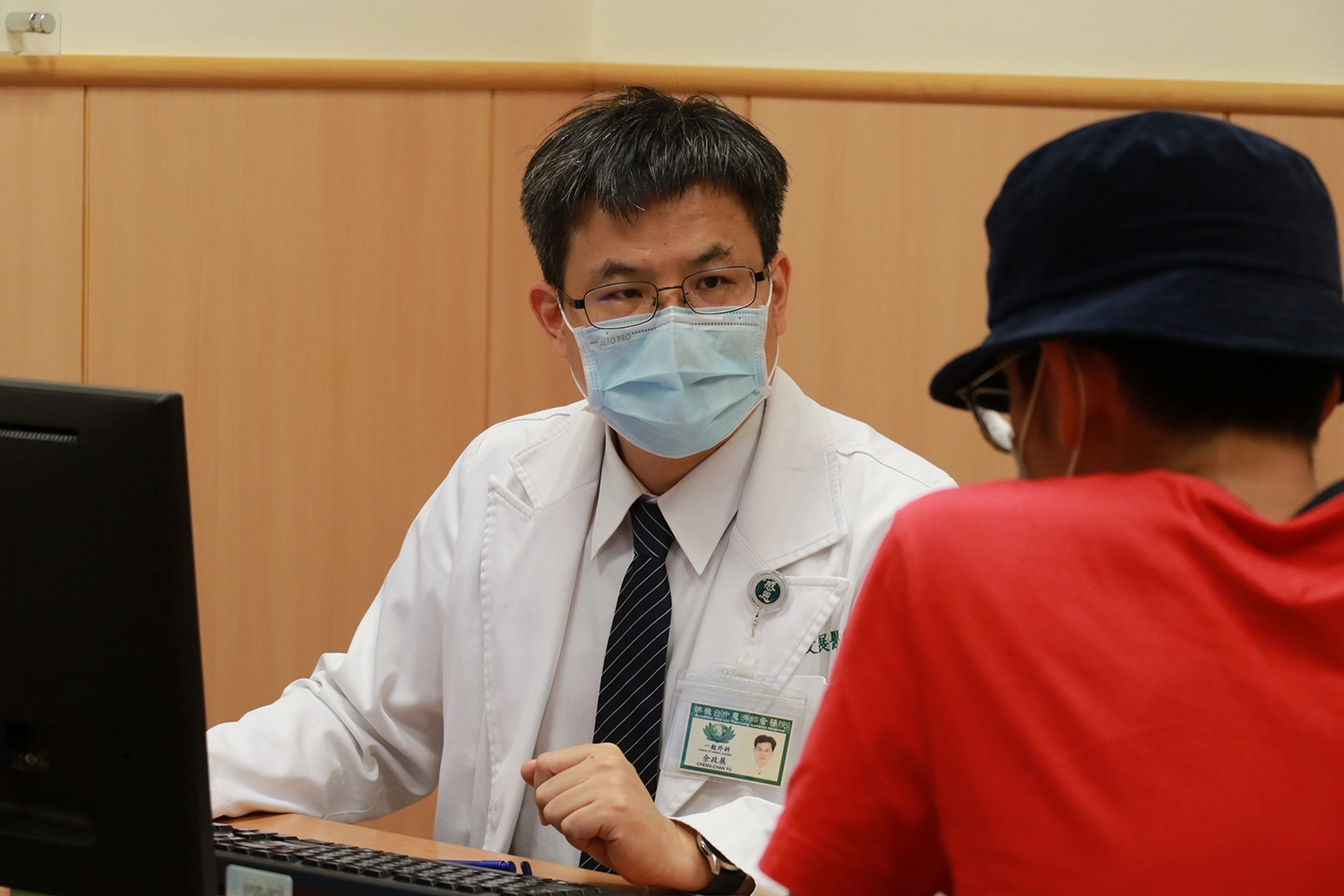余政展主任詢問回診男子的恢復狀況。