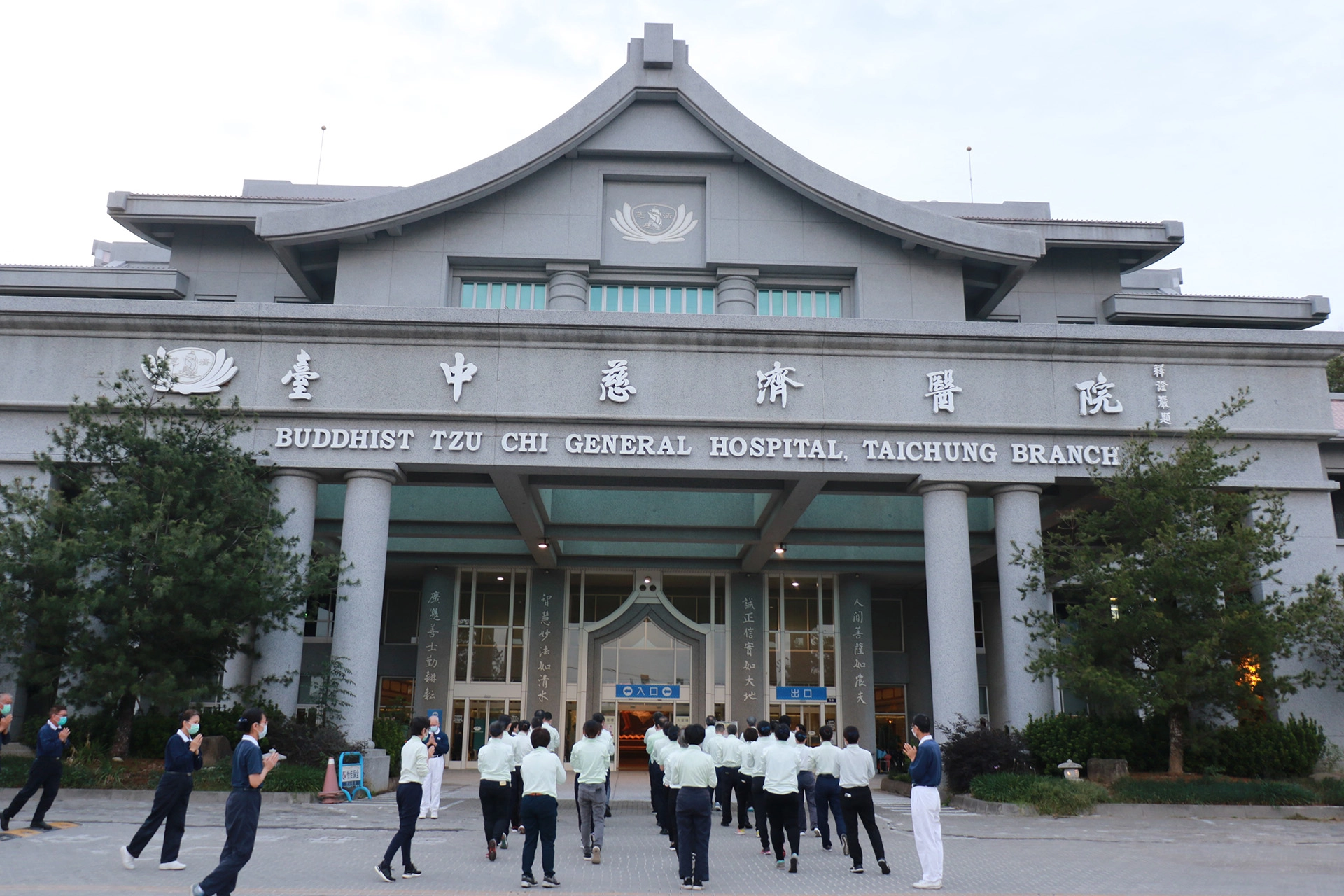 臺中慈濟醫院五日清晨近150位醫院同仁與慈濟志工，一同朝山凝聚眾人的善念，感恩佛恩、親恩、眾生恩。