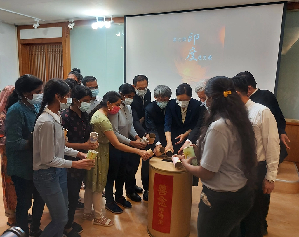 慈濟大學與靜思精舍及四大志業同步進行祈禱，不分種族宗教，大家一同為印度及全球祈福。