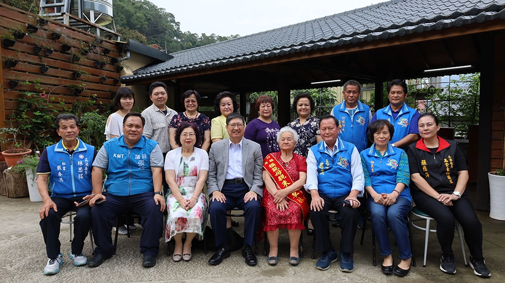 模範母親89歲朱張早妹女士扶養7個孩子，生活雖清苦，但總是保持笑容、樂觀進取的態度，受到地方鄉親的愛戴。