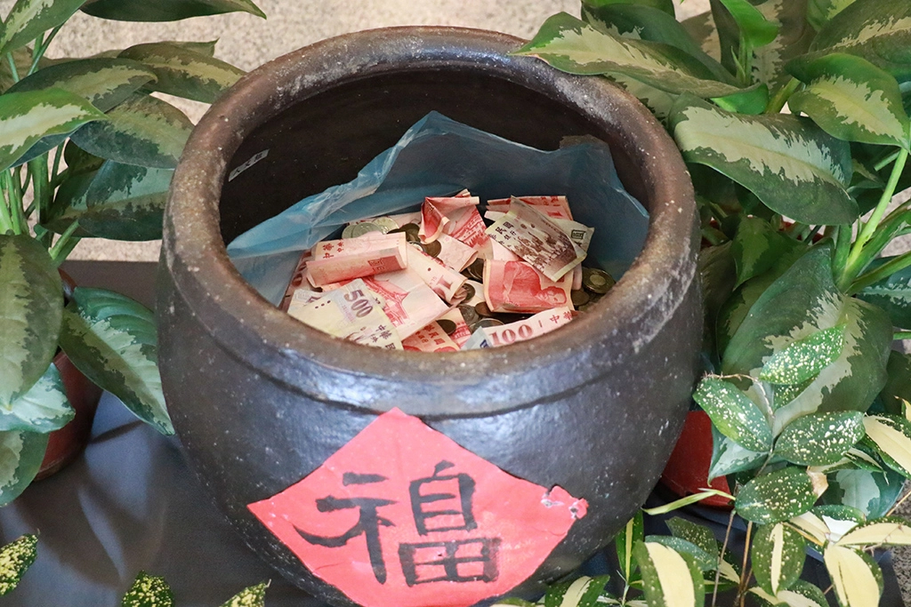 同仁們帶著自己平日積攢的零錢，匯聚一起幫助需要幫助的地方與需要幫助的人。