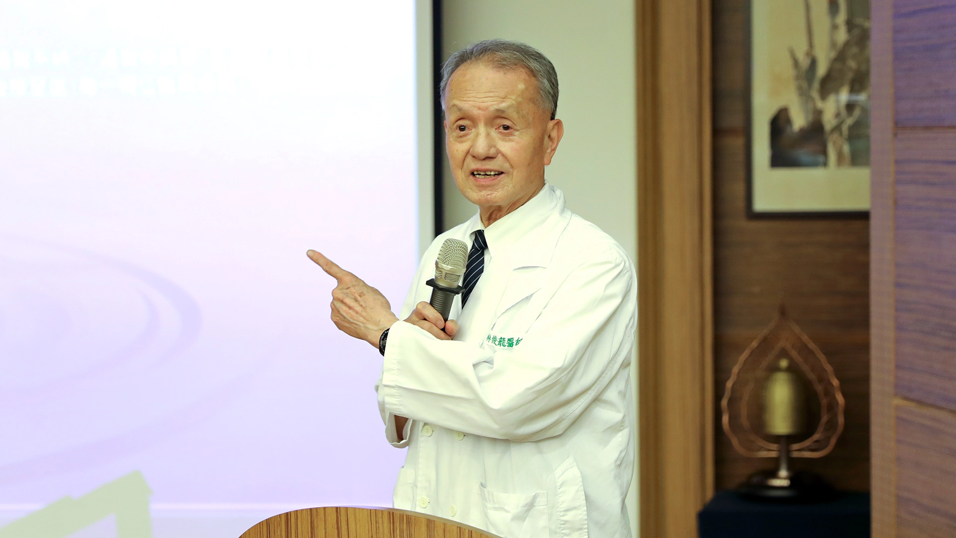 慈濟醫療法人林俊龍執行長表示，極大的貧富差距成為防疫的阻礙。