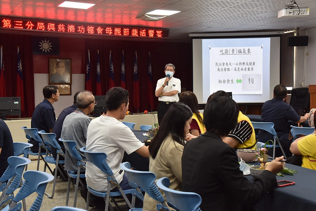 「蔬福生活、生活舒服」高以信醫師結合慈濟志工準備的美味料理，一一拆解蔬食的營養成分。