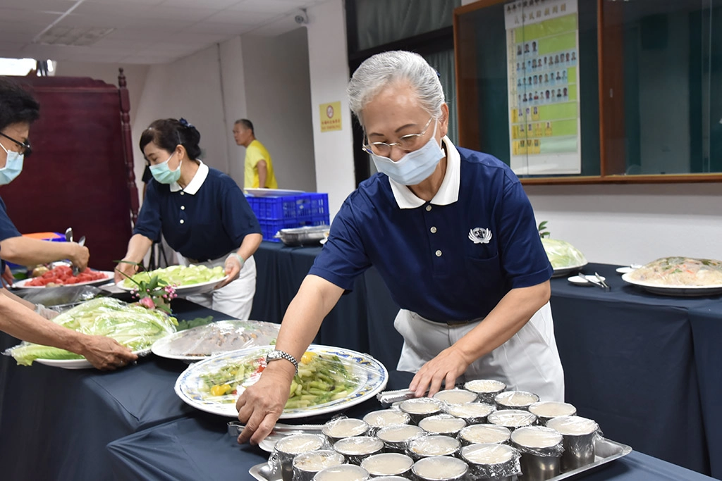 母親節前夕，臺南慈濟志工特別準備健康美味的蔬食饗宴慰勞人民保姆。