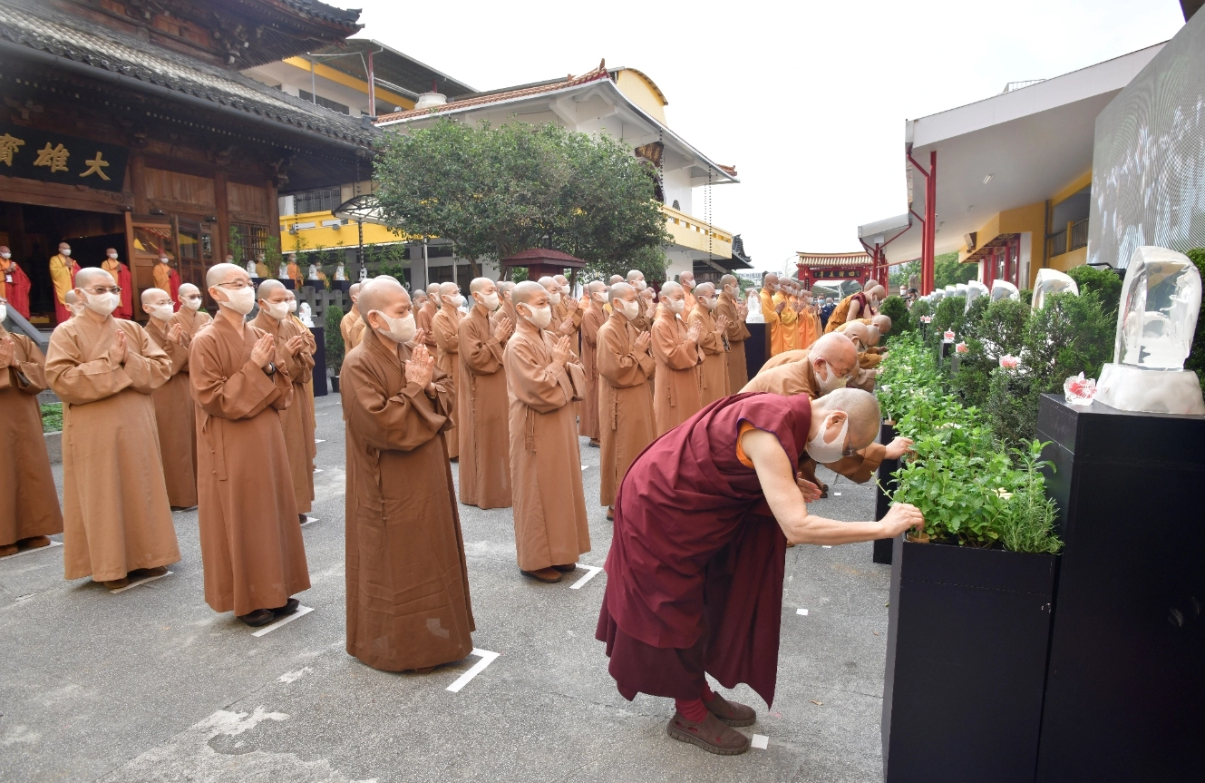 臺灣各佛教團體諸山長老們分別在臺北臨濟護國禪寺、龍山寺兩地，以視訊連線慈濟花蓮靜思堂主場方式，眾人於雲端相會同步浴佛。