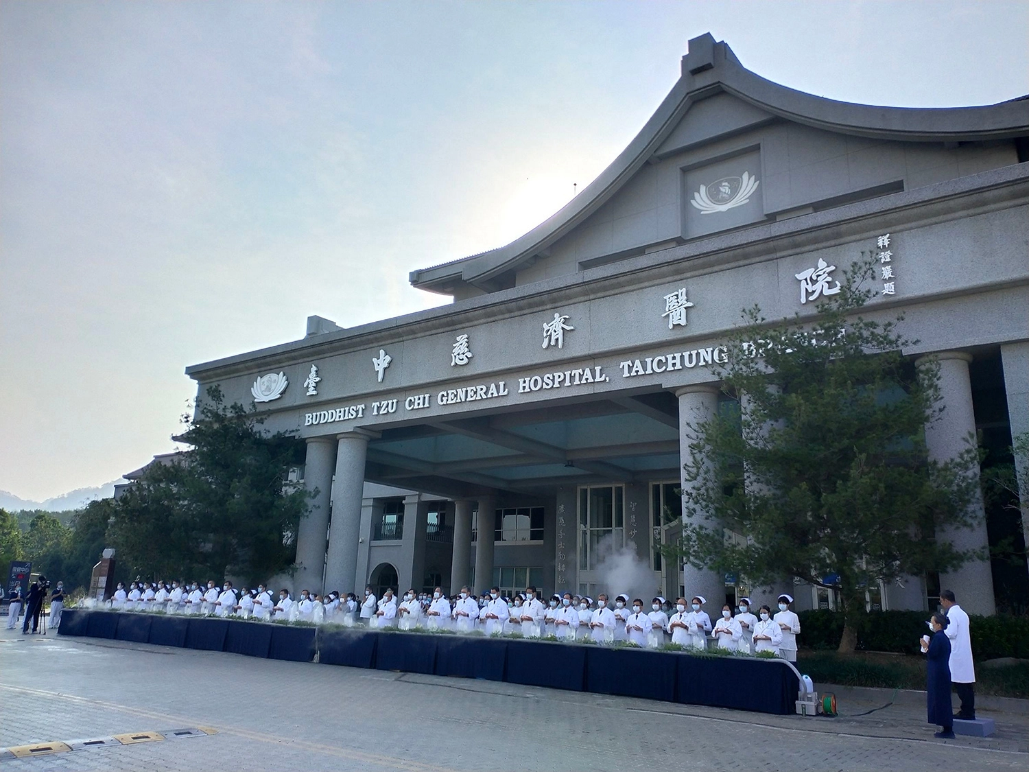 臺中慈濟醫院防疫升級，將浴佛典禮移到戶外。