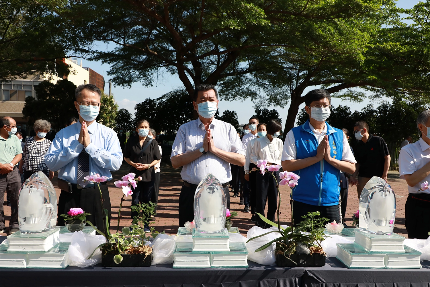 草屯鎮公所簡景賢鎮長(中)與公所朱主任秘書(右)虔誠為鎮民祈安。(圖為慈濟基金會提供)