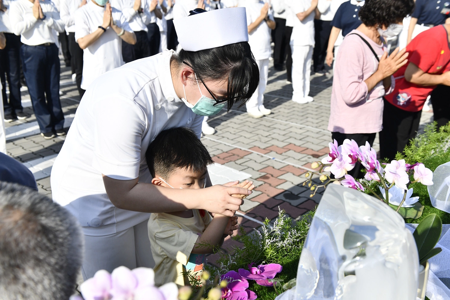 產兒病房護理人員羅憶琳帶著小朋友一起來浴佛，讓他們保持一顆感恩的心。