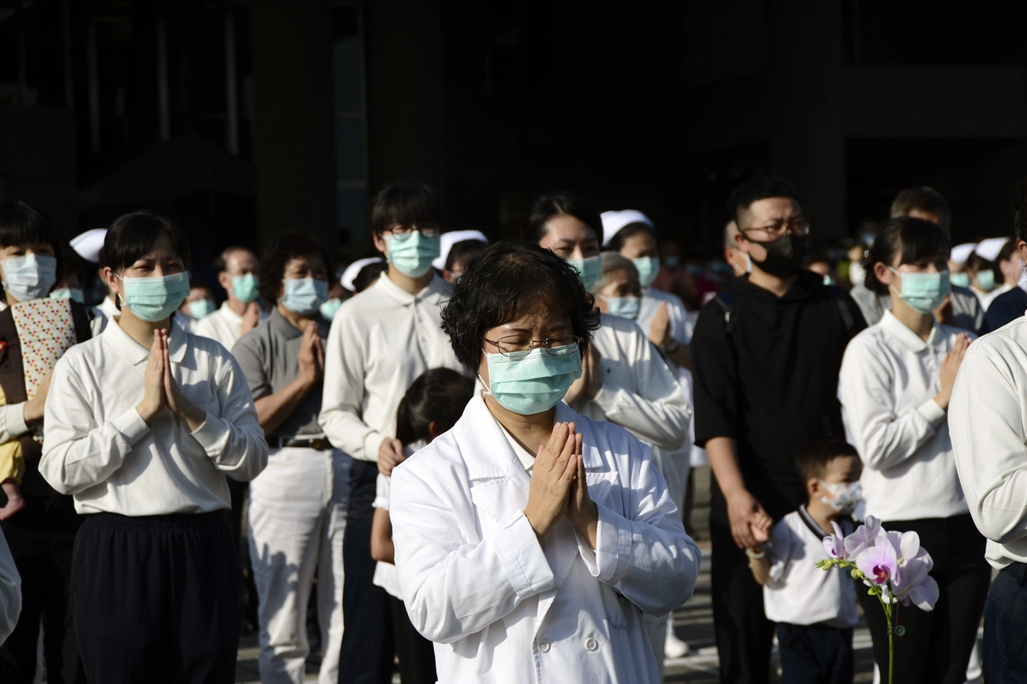 中醫部黃雅慧醫師前兩年因她自己兩次罹癌，又遇到父親罹癌往生，讓她感受世事無常，藉著參加浴佛典禮，感念佛恩、親恩、眾生恩。