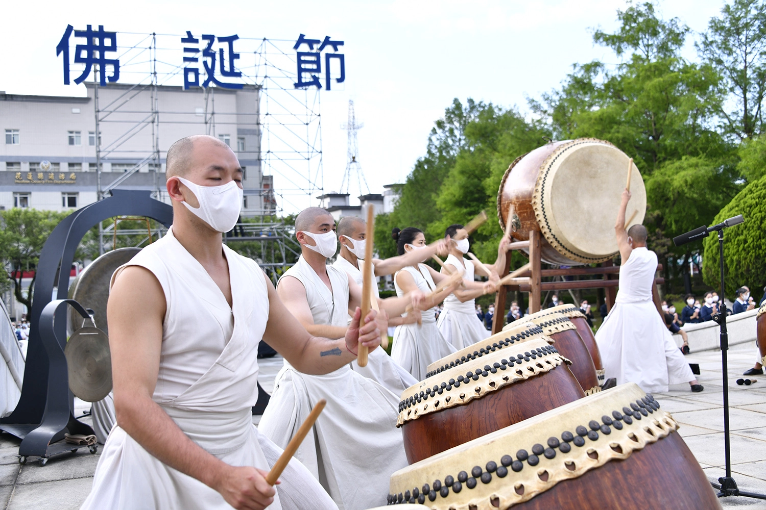 優人神鼓敲擊法鼓，鼓聲隆隆願祝福上達天聽。(攝影：徐政裕)