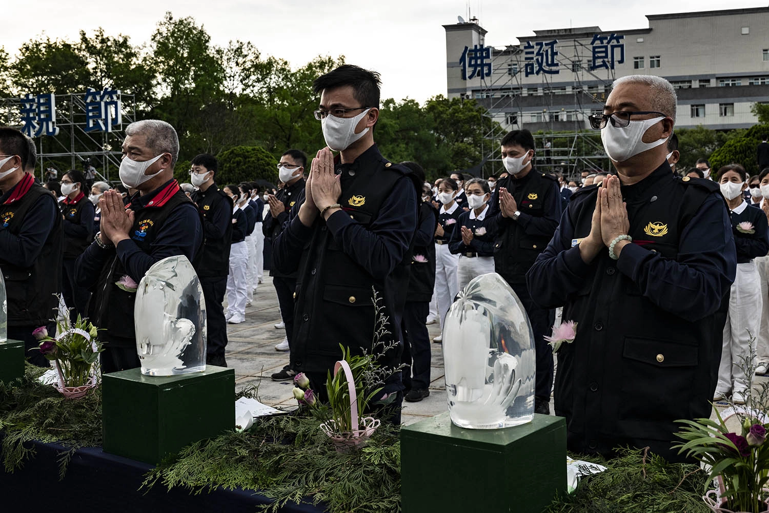 投入0402事件救災的警消參與浴佛，花蓮縣警局花蓮分局郝心誠表示，今天是母親節，感恩母親孕育我們，讓我們可以社會上奉獻。(攝影：TCnews攝影中心)