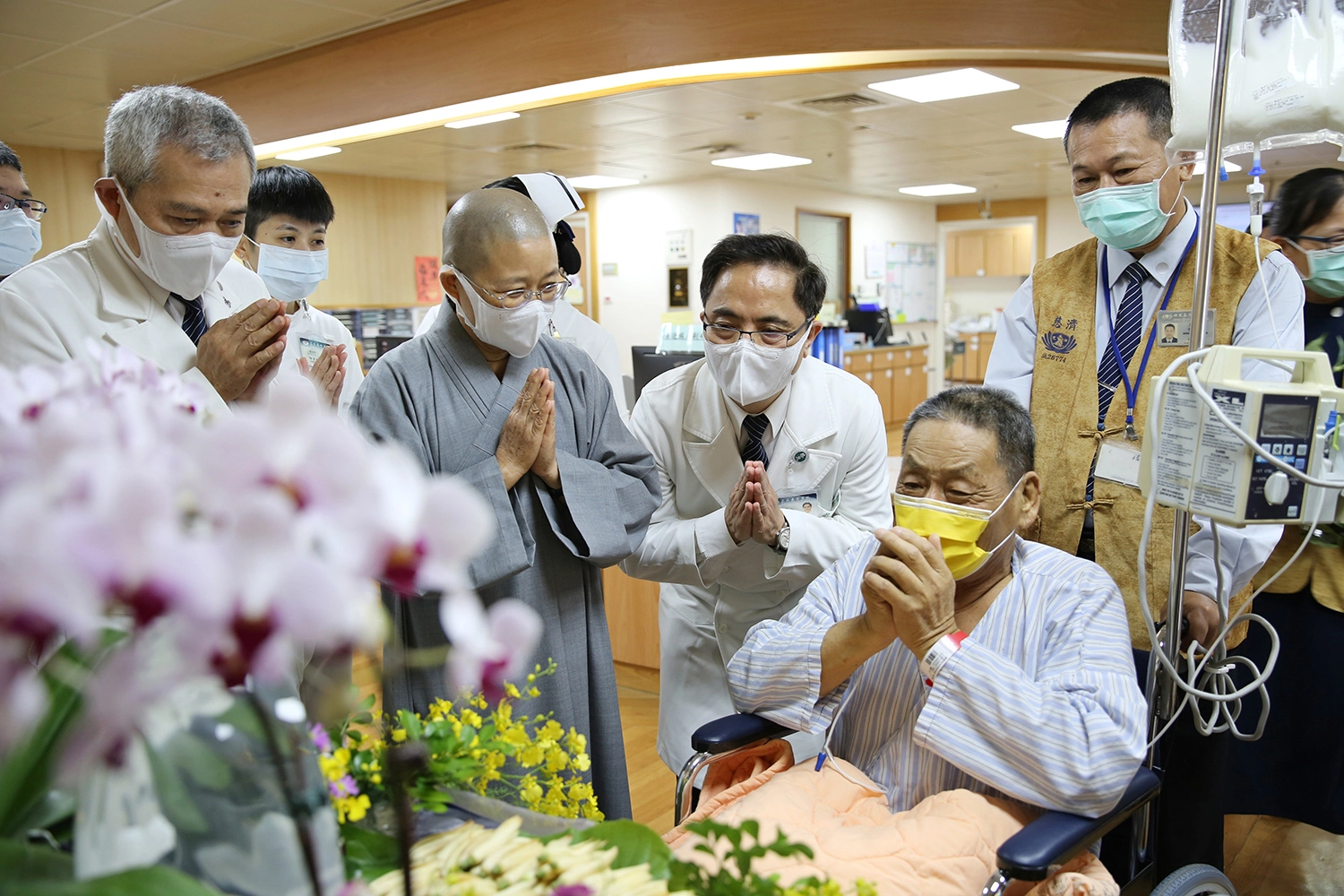 宜蘭區的慈濟志工黃先生說，當慈濟志工已經十五年了，以前浴佛典禮都是擔任工作人員，今年缺席工作人員以為沒機會參與浴佛，沒想到在病房還能親自供花、禮佛，還有醫療團隊、靜思精舍師父陪伴，很感動，不管在哪裡慈濟的溫暖都在。