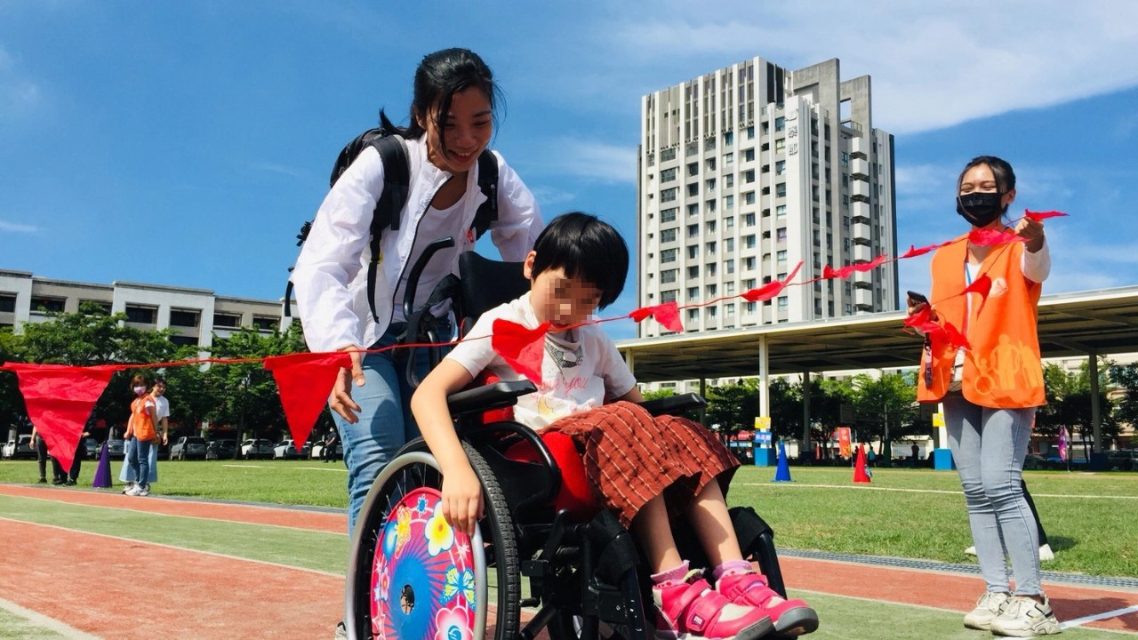 慢飛天使畢業生回來一起參加親子運動會.