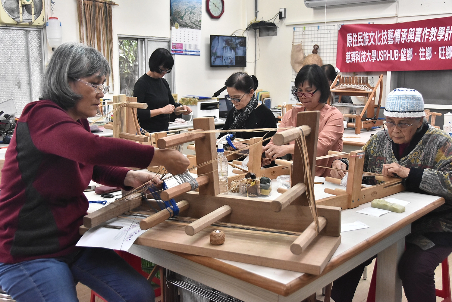 在地關懷部分，學校持續承擔大學社會責任。和三位在地原住民工藝師規劃技藝課程，教授族人專業工法。