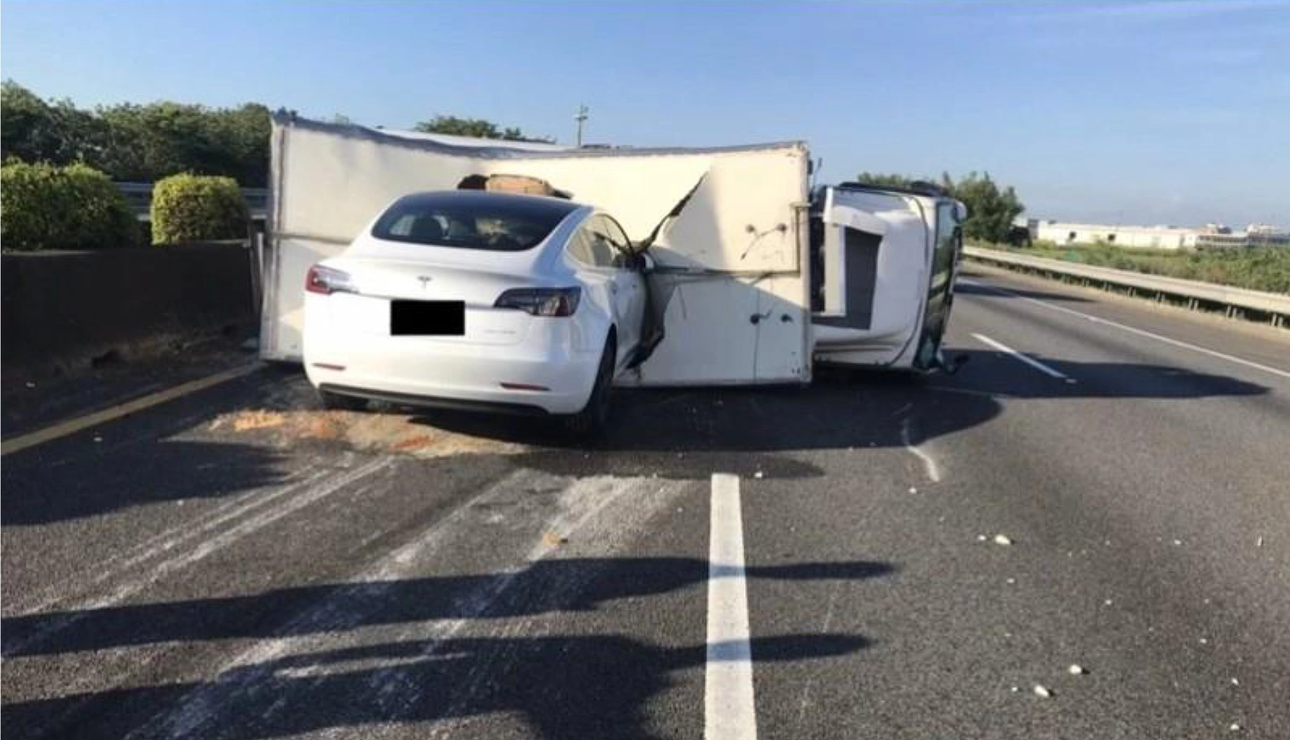 國 1 南向 268.4 公里撞擊翻覆貨車事故