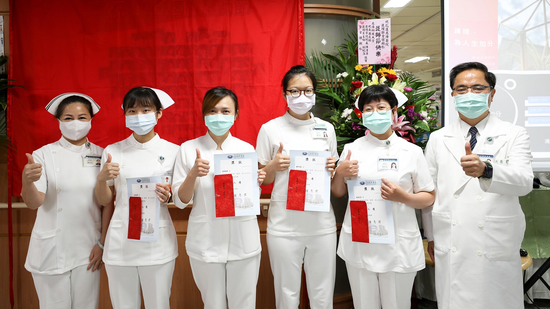 「護理，為人生加分」徵選活動，徵求護理師除了在臨床上發揮所長，生活上於各領域有所專長的夥伴分享，由林欣榮院長(右一)與護理部鍾惠君主任(左一)，頒發獎狀給林美芬(右二) 、鄒明耘(右三)、游雅婷(左三)、余宸萱(左二)等四位護理師。