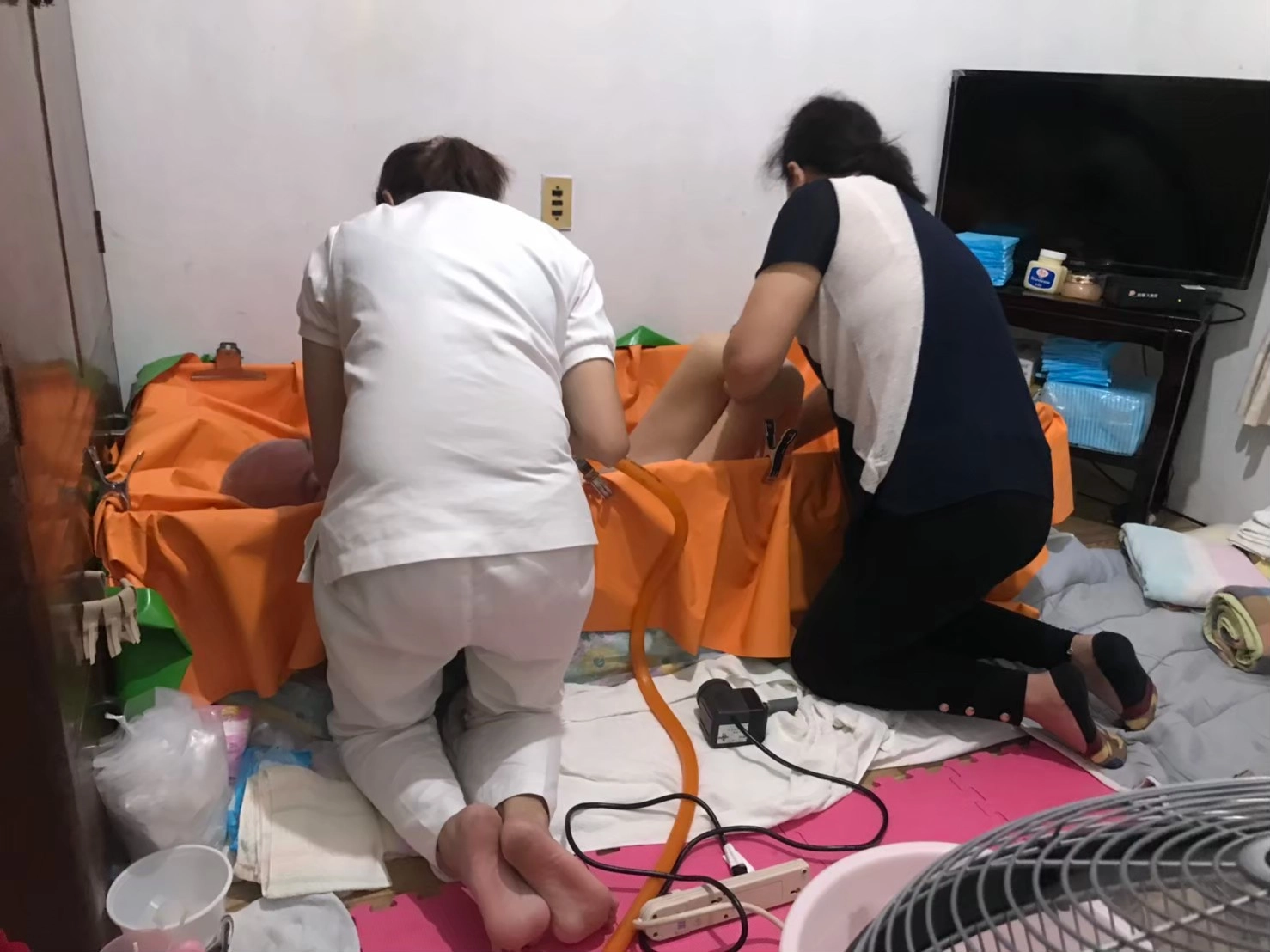 部分案家無使用電動床，需用跪姿幫忙泡澡。