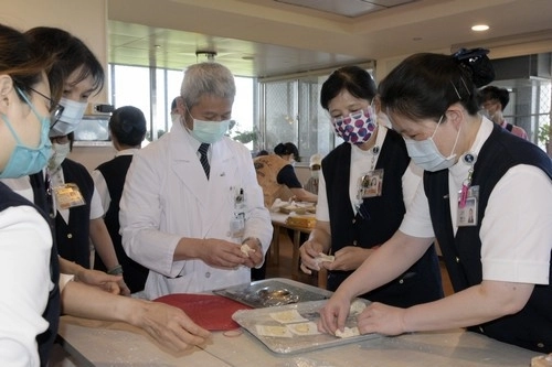 右1護理部陳佳蓉主任、右2護理部廖慧燕副主任、右3陳金城副院長。