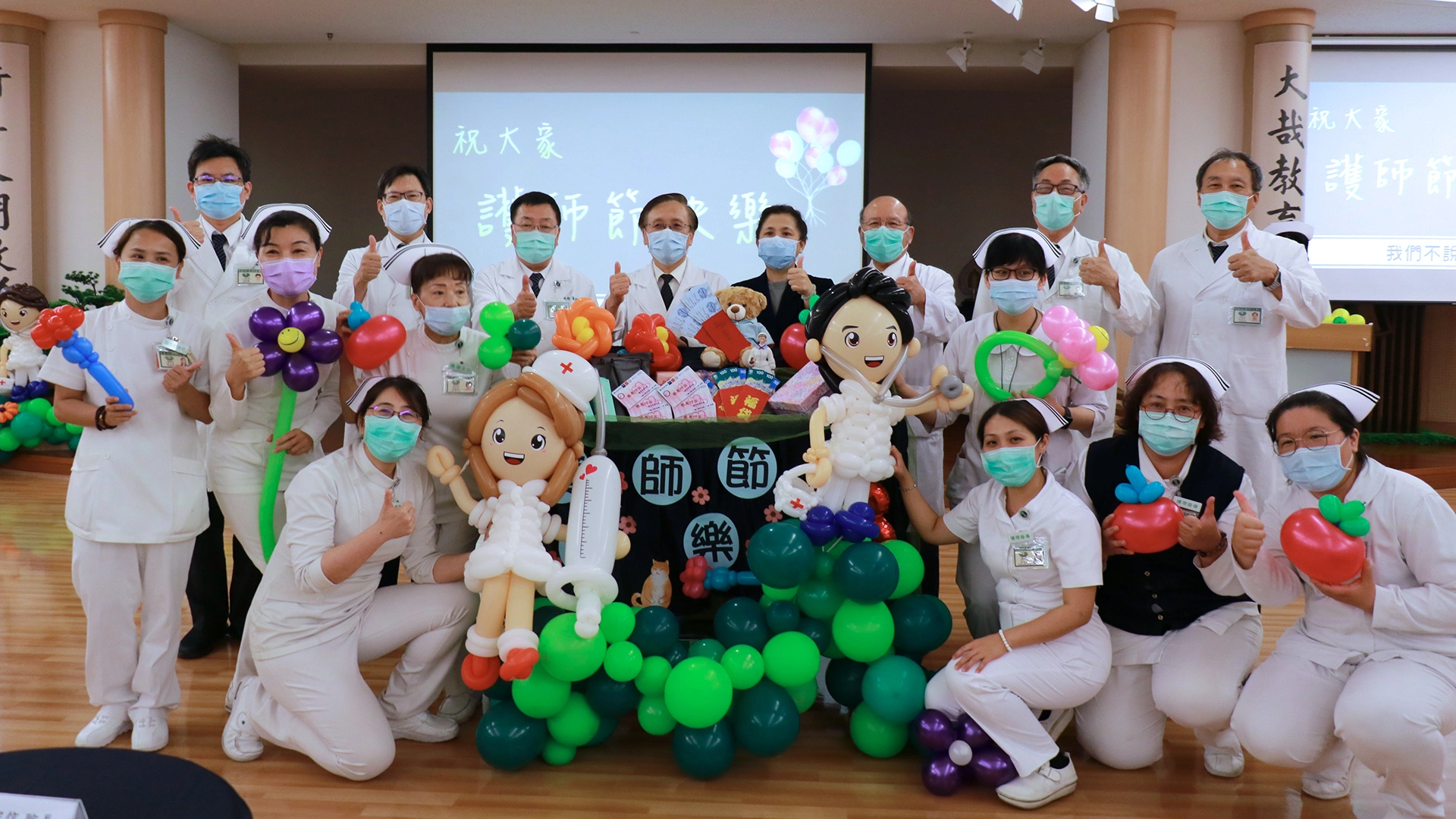 院長室主管全員出席國際護師節表揚活動，展現祝福感恩誠意。