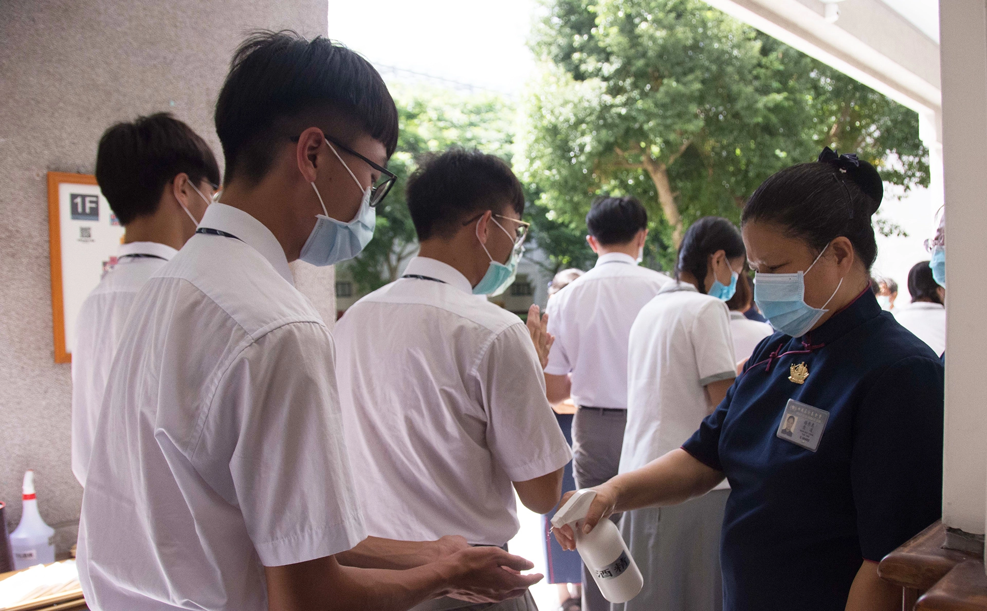 因應最新防疫要求，浴佛典禮要求乾洗手消毒、全程戴口罩。