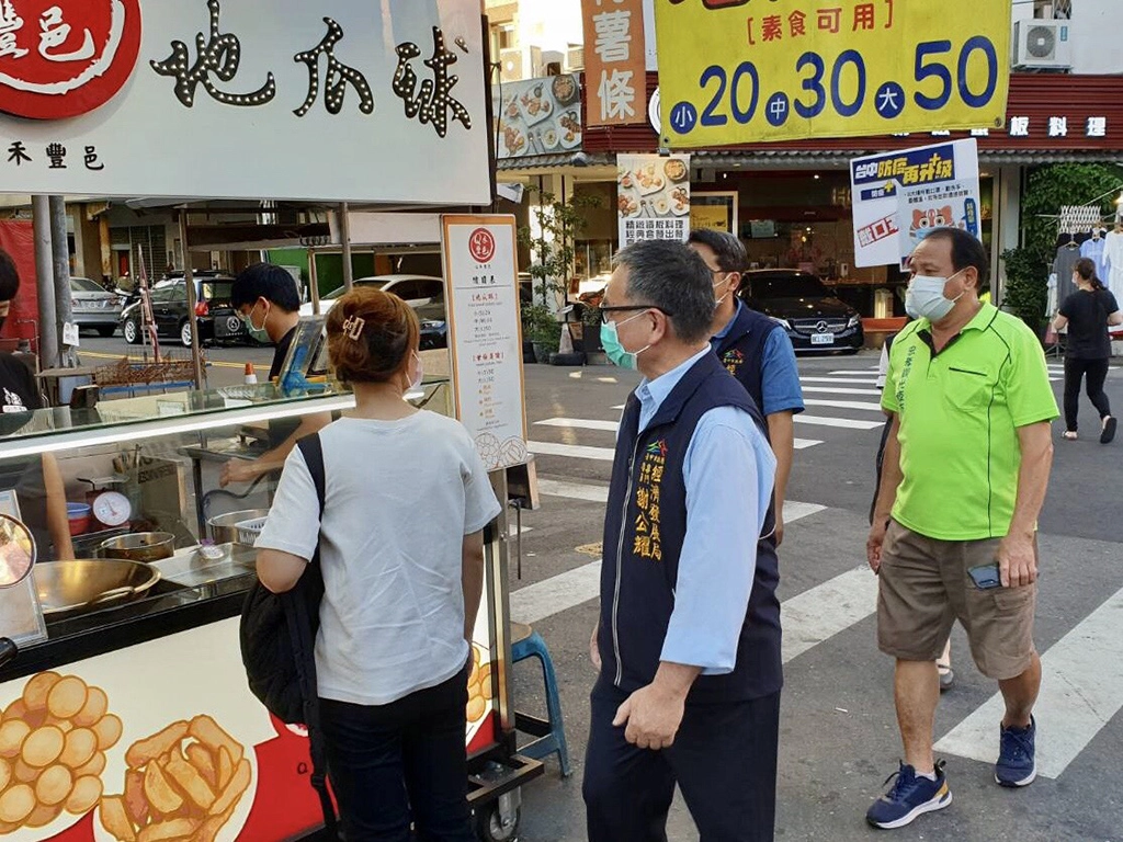 經發局也加強督導市集攤商及商圈業者營業時加強防疫作為。