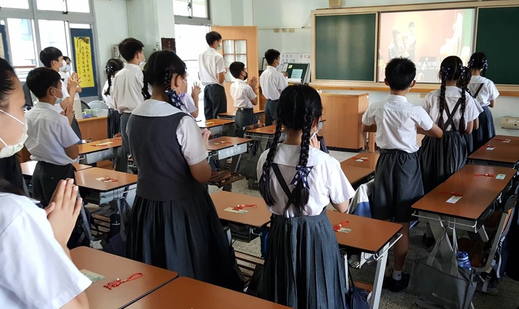 善用科技，國小部浴佛同步連線。