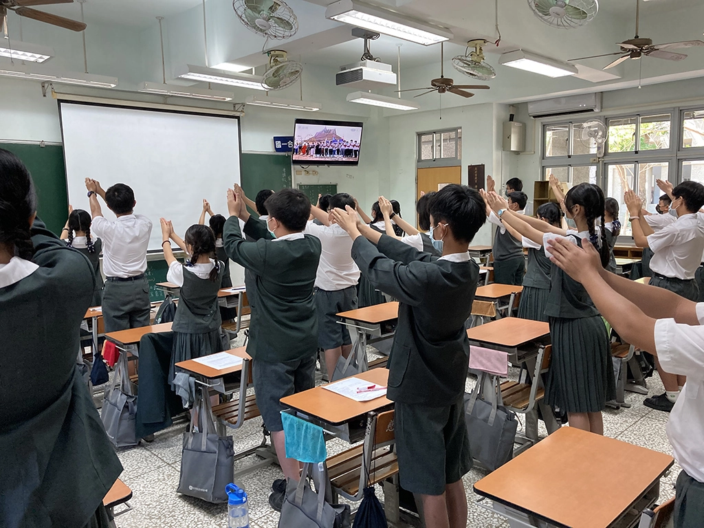 學生隨著祈禱歌詞，將自己的心念上達諸佛聽。