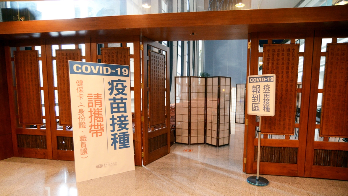 台北慈濟醫院擴大接種量能除增加每日掛號名額外，也重新規劃接種診間，以便民眾接種，保護自己與旁人。