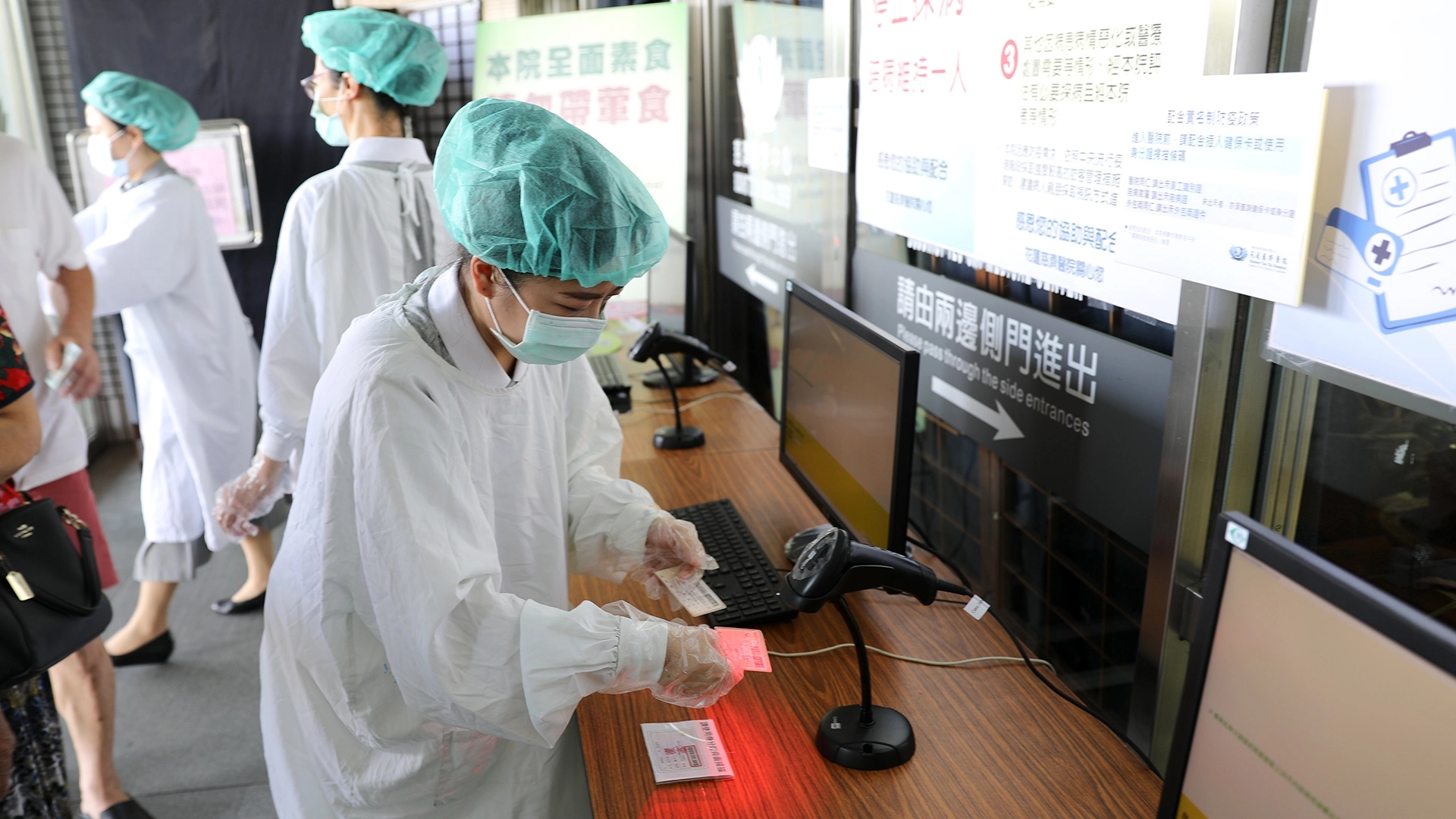 花蓮慈院即日起縮減出入口數量，並在出入口實行實名制管制。並於5/19(三)恢復藥來速戶外領藥窗口服務。