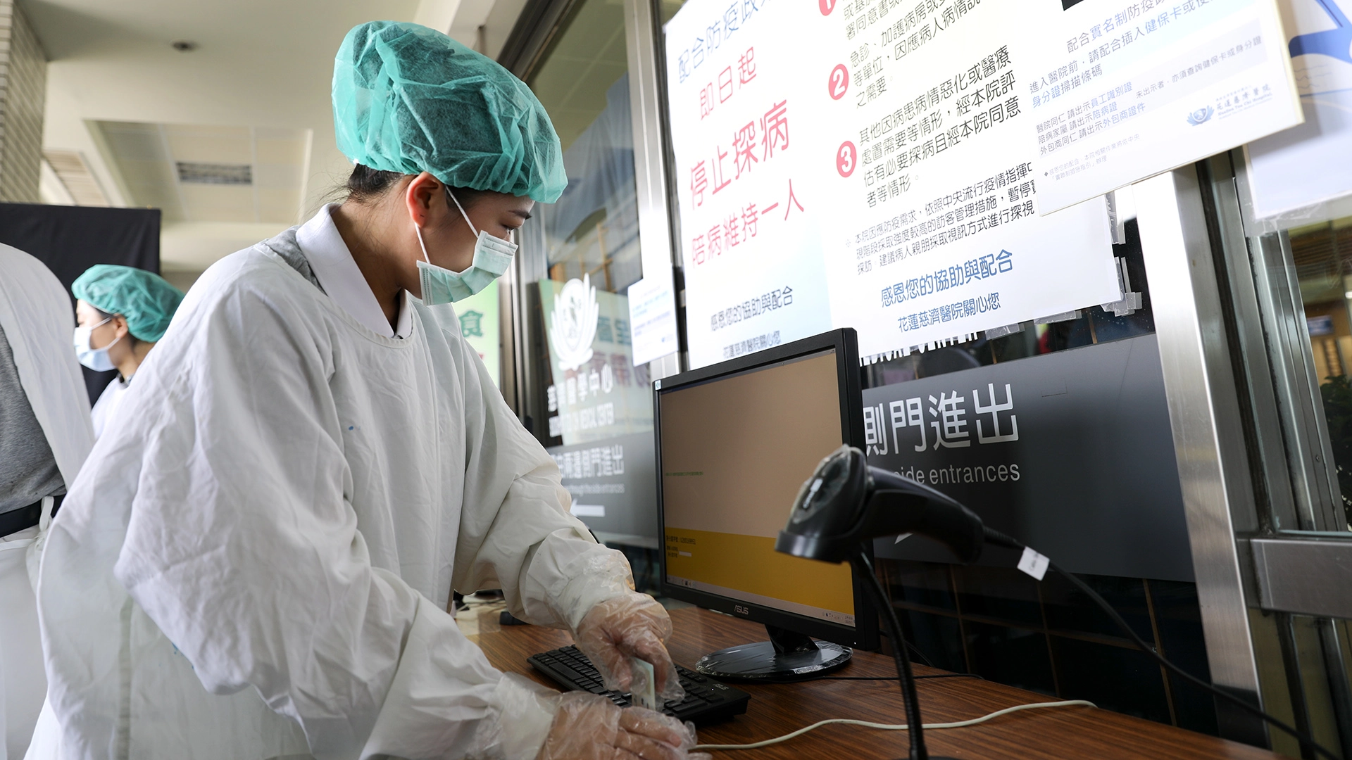 花蓮慈院即日起縮減出入口數量，並在出入口實行實名制管制。並於5/19(三)恢復藥來速戶外領藥窗口服務。