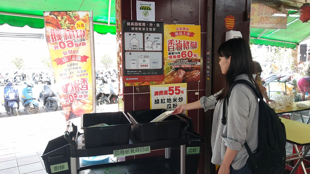 因應特殊傳染性肺炎疫情，新北市轄內政府部門、學校、百貨公司業及購物中心、量販店業，自即日起得向環保局傳真或email申請90日內暫時提供免洗餐具。
