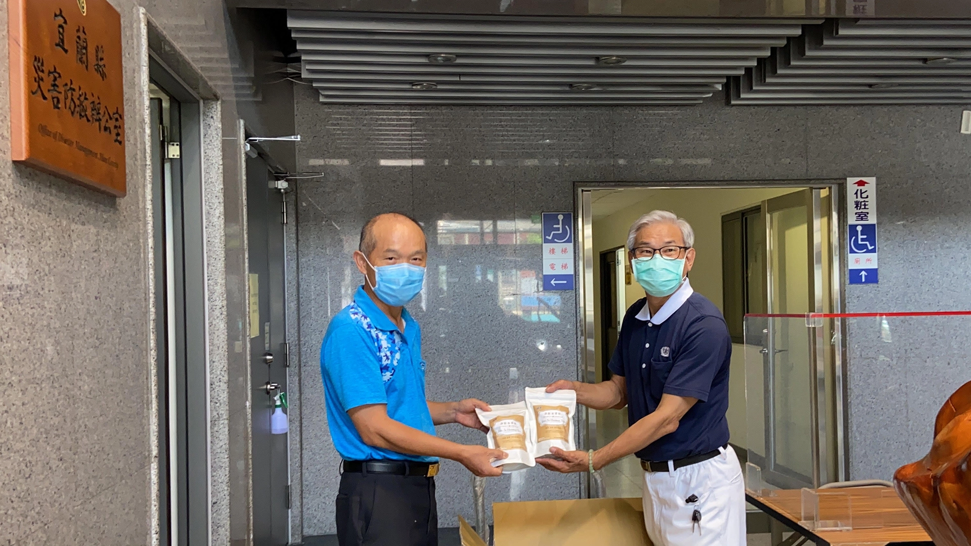 宜蘭慈濟提供100包淨斯本草飲給宜蘭縣消防局，讓第一線消防救護人員當成日常養生茶飲，提升免疫力。