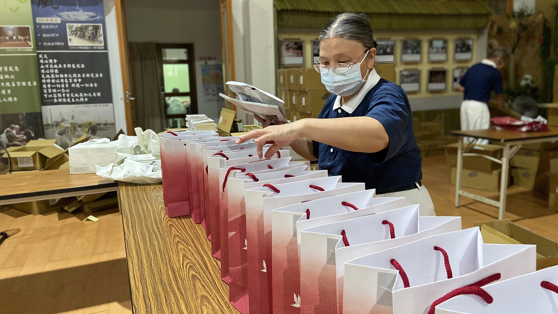 宜蘭慈濟志工5月18日在物資到位後，加緊打包1千份安心祝福包。