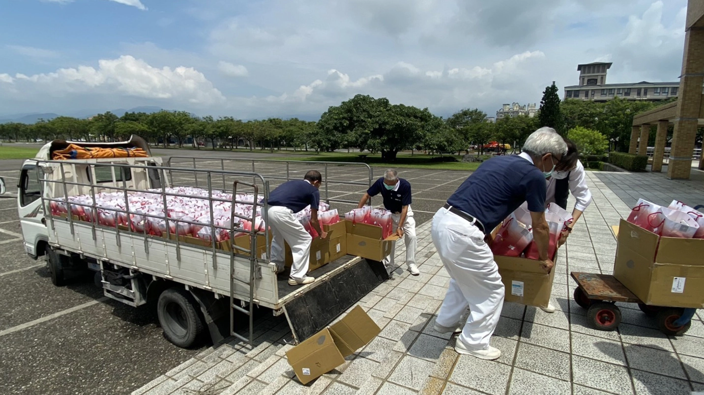 慈濟5月19日提供宜蘭縣政府衛生局安心祝福包1千份、100份防護面罩。