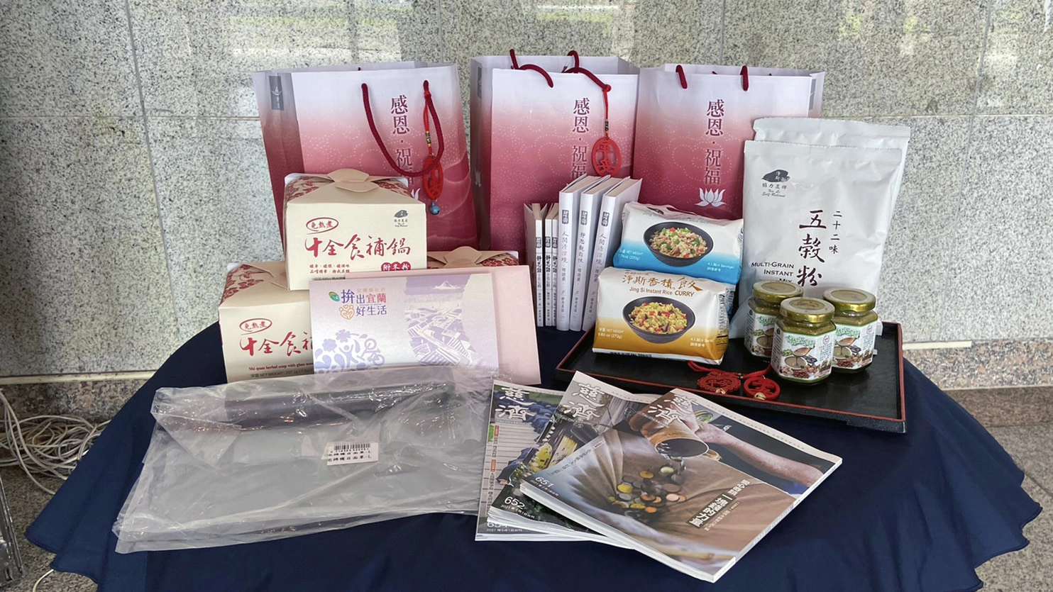 宜蘭慈濟5月19日提供宜蘭縣政府安心祝福包、防疫物資。