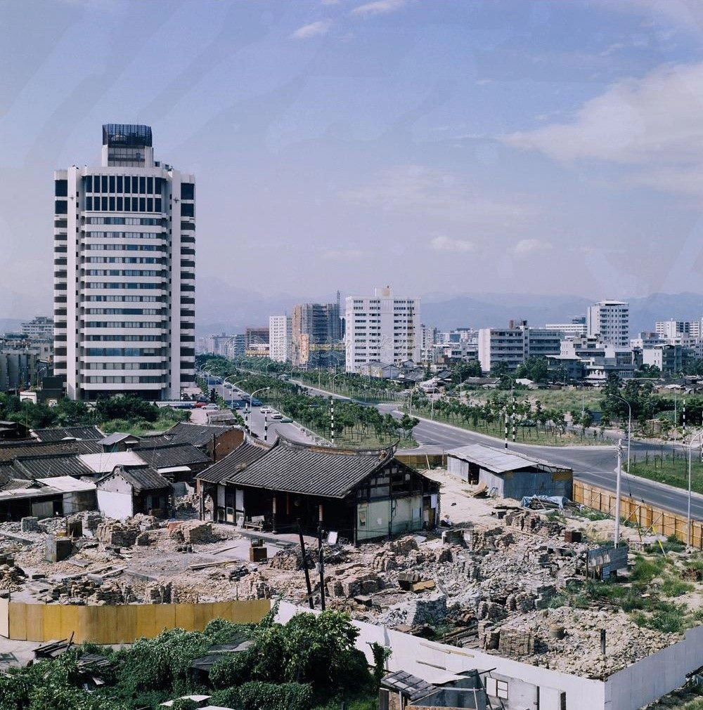 林安泰古厝拆遷過程實景，1978年林安泰古厝因拓寬敦化南路而拆遷（照片來源：文化部國家文化資料庫）。