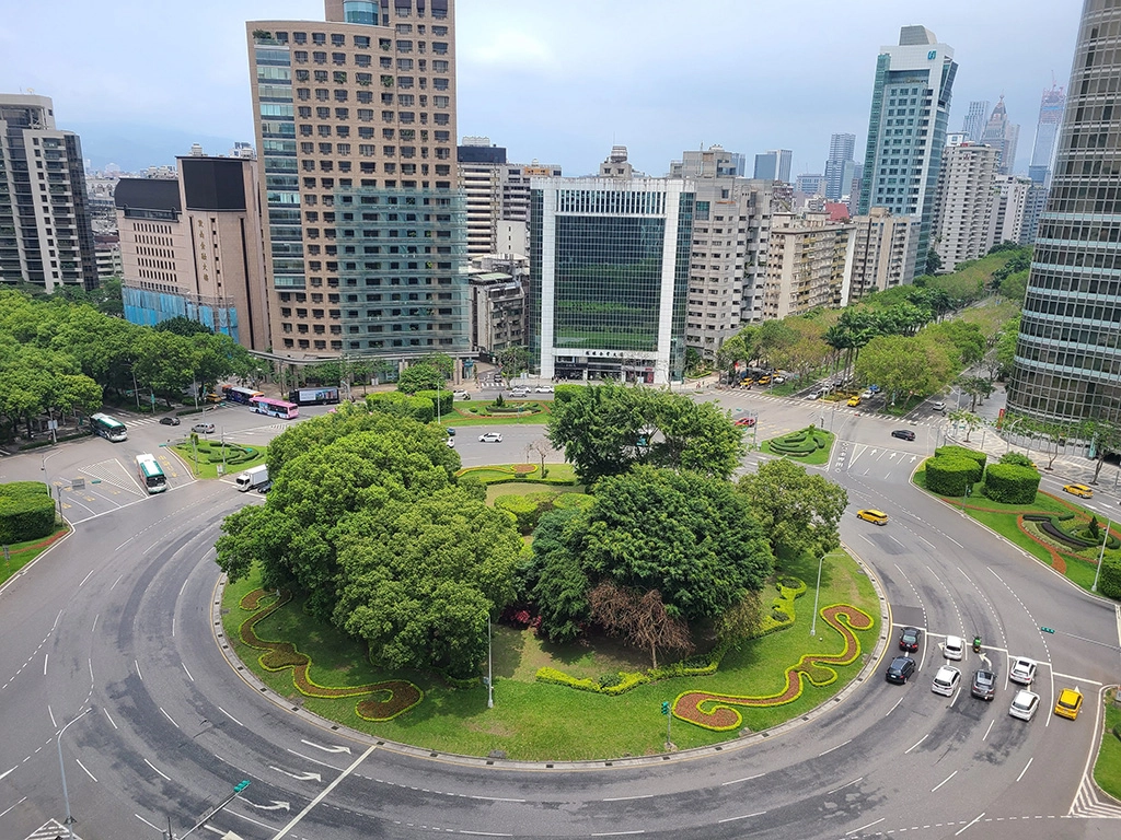 仁愛圓環是敦化南北路上僅存的圓環，也是臺北市重要的公共景觀。