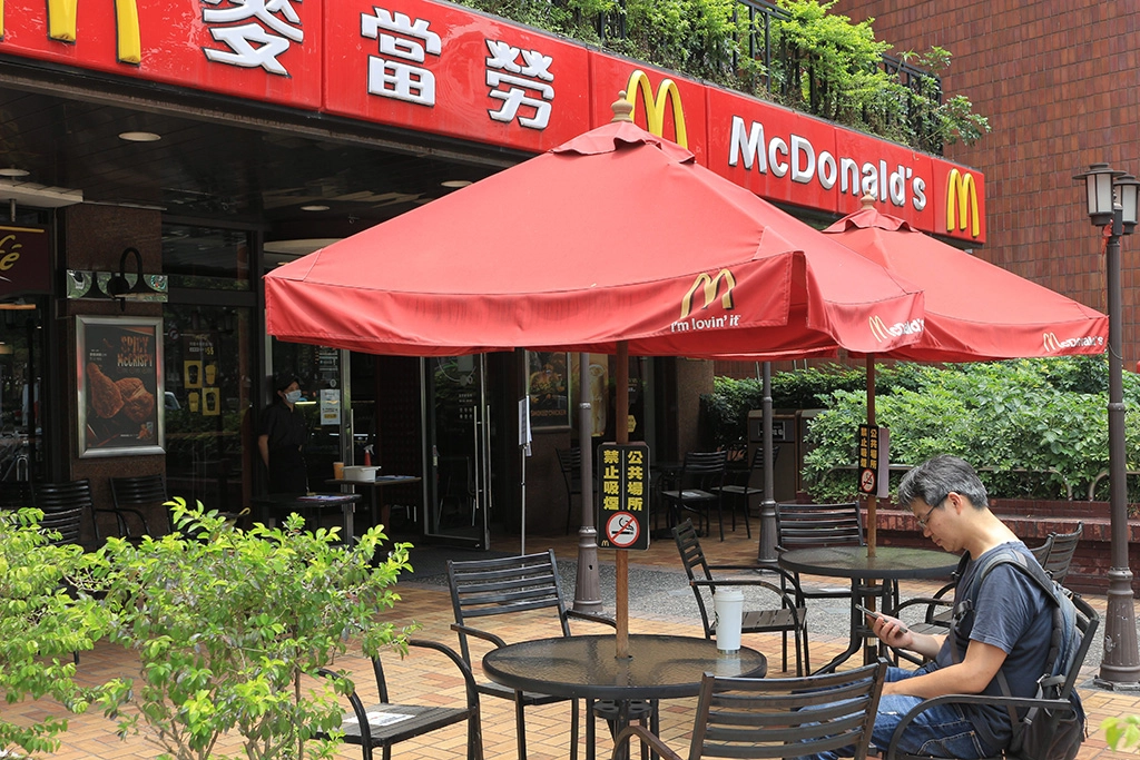 臺灣第一家麥當勞，1984年在敦化北路與民生東路口開幕，目前仍在原址繼續營業中。