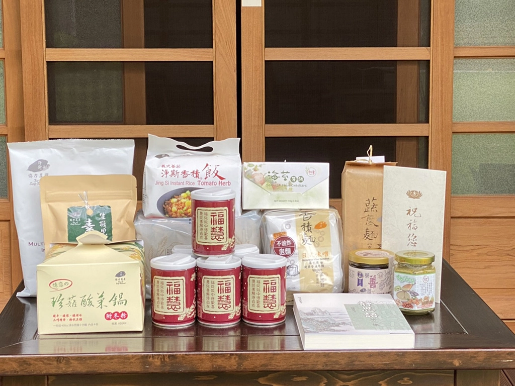 慈濟基金會表示，每份安心生活箱中，都配有白米、麵條、罐頭及調理包等多樣素食民生用品，以及靜心閱品1冊。