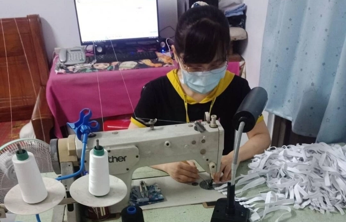 將鬆緊帶剪好固定的尺寸後，再送到志工家的管理室，讓他們取回，將鬆緊帶的頭尾車好備用。