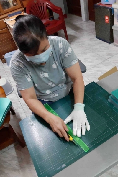 慈濟志工林秀玉家負責切割防護板。