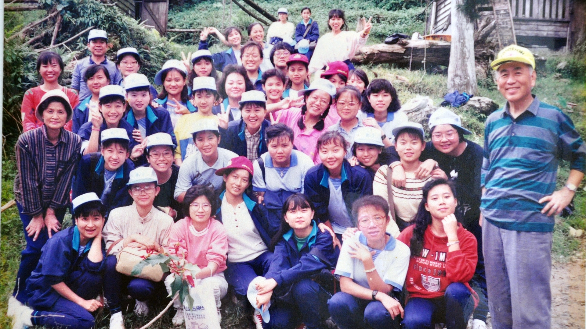 楊思標校長與第一屆學生相約爬山踏青，相處融洽。