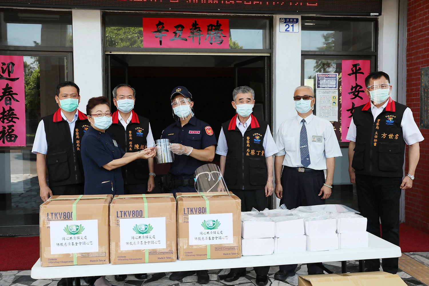 花蓮慈濟志工5月28日前往花蓮縣警察局捐贈防護面罩、PVC手套，蔡丁賢局長(右三)感恩慈濟守護員警。
